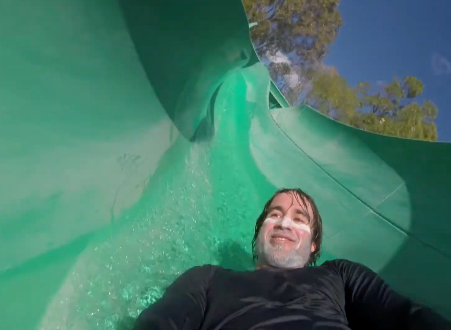 Pourquoi la crème solaire est indispensable lors d’une journée au parc aquatique ?